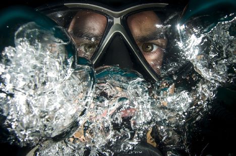 M man svmme med en full face dykkermaske i Aalborgs svmmehaller?
