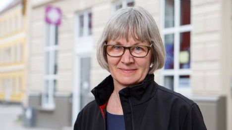 Når præsten arbejder på varmestuer og bag tremmer