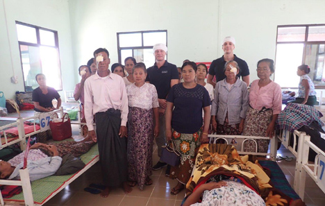 Aalborgensisk øjenlæge giver blinde burmesere synet igen