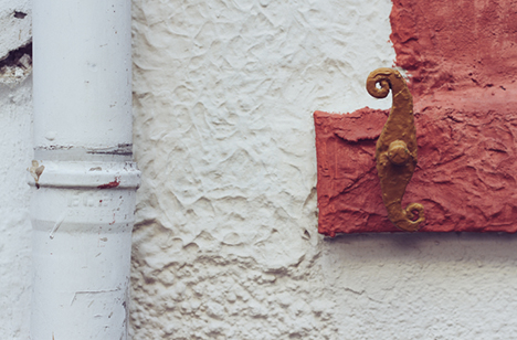 Slip af med kloaklugt fra afløbet med en lugtspærre