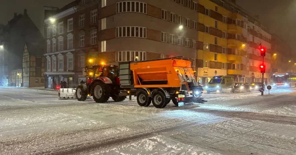 Aalborg strammer vintertjenesten: Mere salt på vejene og ingen rydning på visse boligveje
